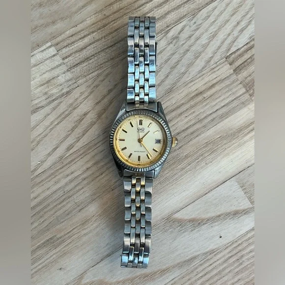 Q&Q Ladies Watch Two Tone Stainless Bracelet Gold Tone Dial Date Window - Picture 4 of 13